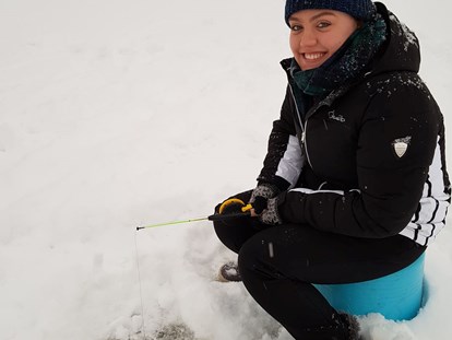 Rollstuhlgerechte Unterkunft - Pflegebett - Tryb your hand at Ice Fishing. - The Friendly Moose Lapland