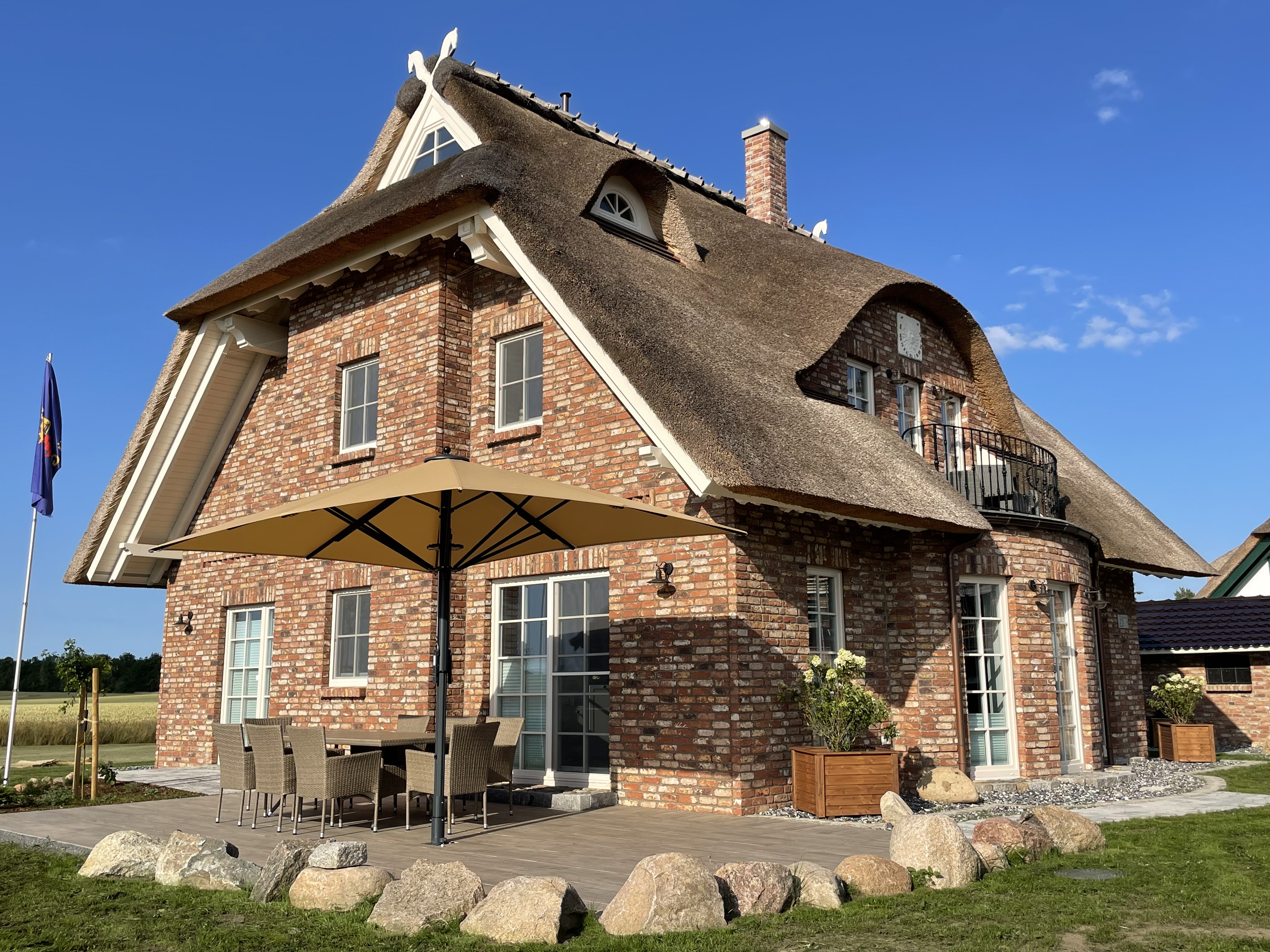 Rollstuhl-Urlaub - Landliebe unter Reet mit Terrasse - "Landliebe unter Reet" auf Rügen- barrierefrei 5*für bis zu 8 Personen