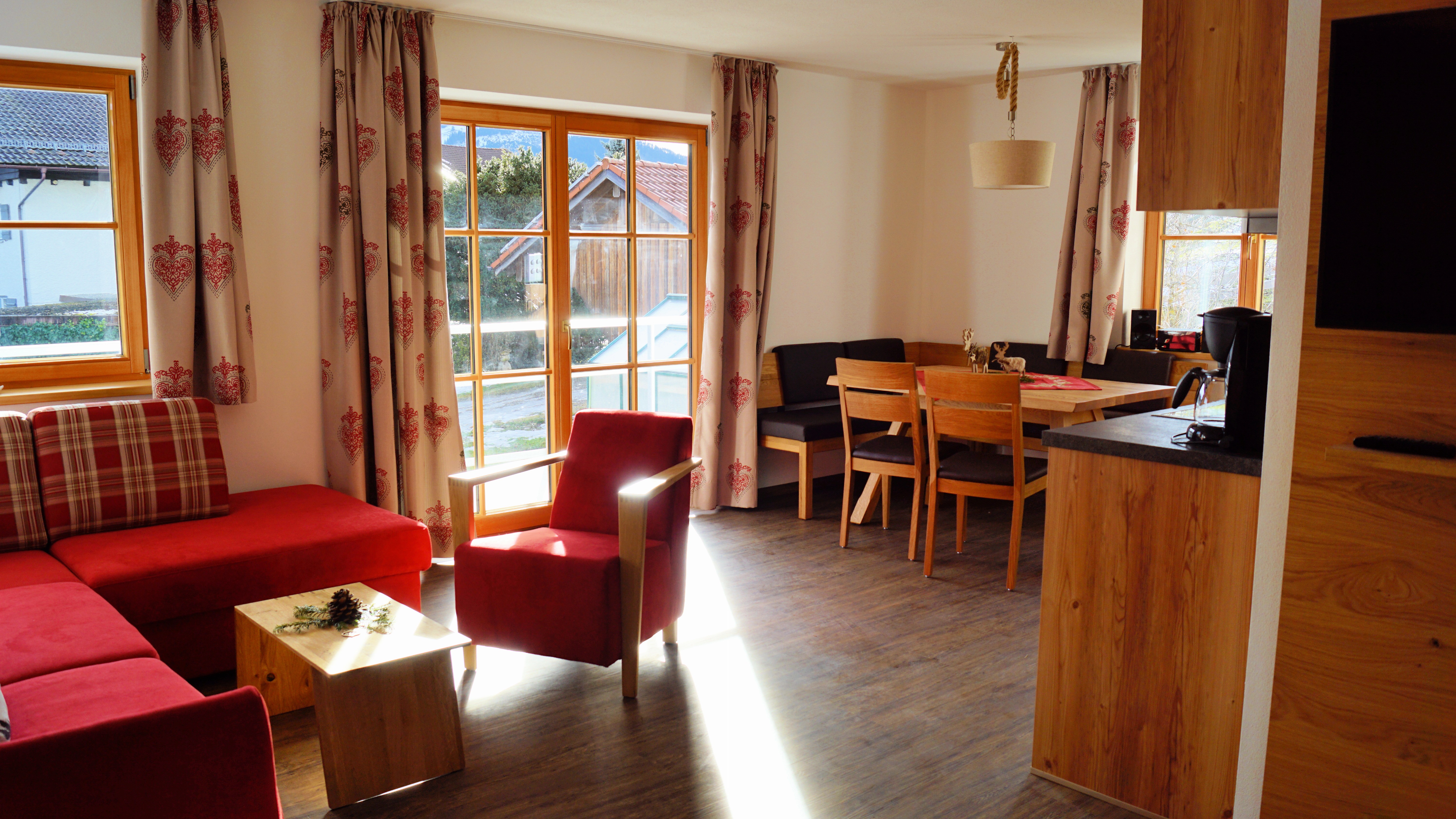 Rollstuhl-Urlaub - Wohnküche - Ferienhof Fischer Ferienwohnung Alpspitze