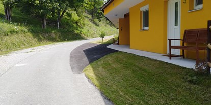 Rollstuhlgerechte Unterkunft - Unterkunftsart: Gästehaus - Glanz (Leutschach an der Weinstraße) - Zugang zu den Suiten und Parkplatz - Simmhof - Südsteirische Weinstraße