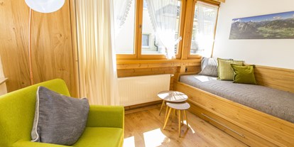 Rollstuhlgerechte Unterkunft - Pfronten - Kleines Nebenzimmer/Wintergarten mit einem Couch-Bett (vollwertige Matratze). - Alp Chalet Kleinwalsertal