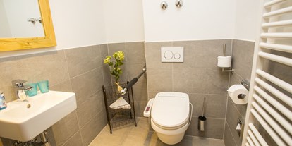 Rollstuhlgerechte Unterkunft - Isny im Allgäu - Separate Toilette mit schwenkbaren Haltegriff und Popdusche - Alp Chalet Kleinwalsertal