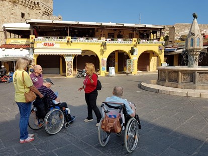 Rollstuhlgerechte Unterkunft - Mögliche Hilfsmittel: Badewannenschwenksitz - Zentralgriechenland - Pflegeurlaub - Urlaub mit Rollstuhl in Griechenland - CareunderSun - Reisespezialist für Griechenland