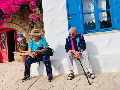 Rollstuhlgerechte Unterkunft - Mögliche Hilfsmittel: Manueller Rollstuhl - CareunderSun - Reisespezialist für Griechenland