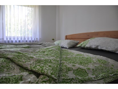 Rollstuhlgerechte Unterkunft - Pflegebett - Tettnang - Schlafzimmer I - Fewo Bunte Burg