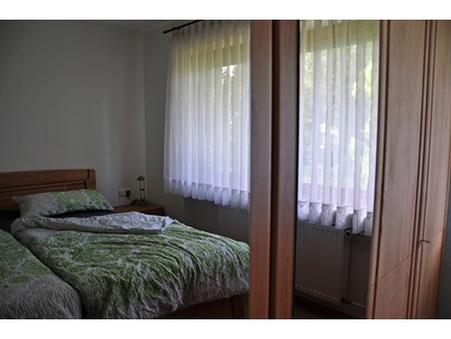 Rollstuhlgerechte Unterkunft - Pflegebett - Schlafzimmer I - Fewo Bunte Burg