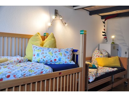 Rollstuhlgerechte Unterkunft - Pflegebett - Schlafzimmer II - Fewo Bunte Burg
