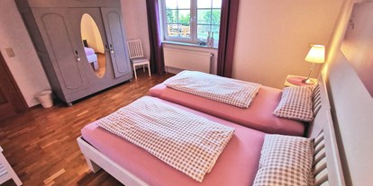 Rollstuhlgerechte Unterkunft - Pflegebett - Nordsee - Schlafzimmer 1 - Ferienhaus Opa Hans