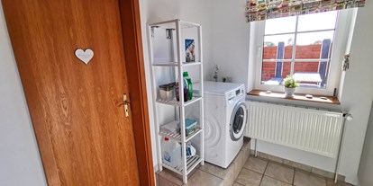 Rollstuhlgerechte Unterkunft - Pflegebett - Nordsee - Hauswirtschaftsraum mit Waschmaschine - Ferienhaus Opa Hans