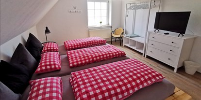 Rollstuhlgerechte Unterkunft - Pflegebett - Nordsee - Schlafzimmer 1. Stock - Ferienhaus Opa Hans