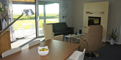 Rollstuhlgerechte Unterkunft - Pflegebett - Couch und TV im Wohnzimmer - Rollstuhl-Urlaub in Zeeland "Paul Kaiser"