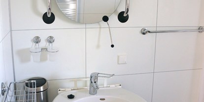 Rollstuhlgerechte Unterkunft - Pflegebett - Unterfahrbares Waschbecken und verstellbarer Spiegel - Rollstuhl-Urlaub in Zeeland "Paul Kaiser"