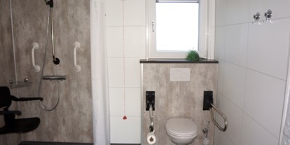 Rollstuhlgerechte Unterkunft - Rollstuhlgerechtes Badezimmer im Ferienhaus - Rollstuhl-Urlaub in Zeeland "Paul Kaiser"