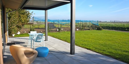 Rollstuhlgerechte Unterkunft - Pflegebett - Überdachte Terrasse des Ferienhauses - Rollstuhl-Urlaub in Zeeland "Paul Kaiser"