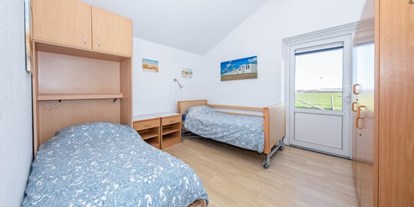 Rollstuhlgerechte Unterkunft - Pflegebett - Doppelzimmer mit 2 Pflegebetten für behinderte Menschen - Modestia Groepsverblijf Texel