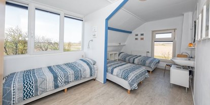 Rollstuhlgerechte Unterkunft - Pflegebett - Dreibettzimmer mit Waschbecken - Modestia Groepsverblijf Texel