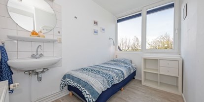 Rollstuhlgerechte Unterkunft - Einzelzimmer mit Spiegel und Waschbecken - Modestia Groepsverblijf Texel