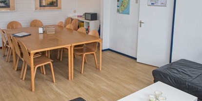 Rollstuhlgerechte Unterkunft - Pflegebett - Esstisch mit Stühlen für 12 Personen - Modestia Groepsverblijf Texel