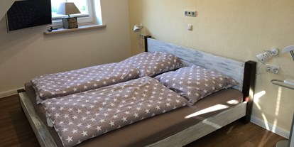 Rollstuhlgerechte Unterkunft - Rügen - Schlafzimmer 2 im Obergeschoß - Ferienhaus“Rügen-Traum“ für bis zu 8 Personen auf Rügen