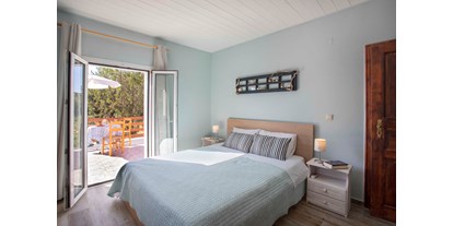 Rollstuhlgerechte Unterkunft - Unterkunftsart: Ferienhaus - Südliche Ionische Inseln - Schlafzimmer mit Zugang zur Terrasse - Joleni Cottage