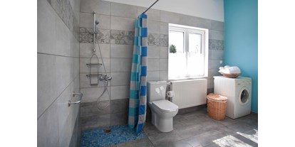 Rollstuhlgerechte Unterkunft - Meer - Helles, großes Bad mit befahrbarer Dusche. Duschstuhl ist vorhanden. - Joleni Cottage