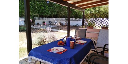 Rollstuhlgerechte Unterkunft - Griechenland - Überdachte Terrasse. Von hier gibt es einen Zugang zum Wohnbereich. - Joleni Cottage