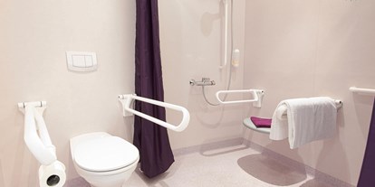 Rollstuhlgerechte Unterkunft - Oberbayern - Rollstuhlgerechtes Badezimmer des Hotels - 100 % barrierefreies Hotel Lichtblick in Münchner Umgebung