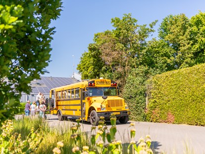 Rollstuhlgerechte Unterkunft - Unterkunftsart: Ferienhaus - Amerikanischer Schulbus auf  Landgoed de Biestheuvel - Landgoed de Biestheuvel