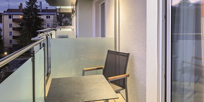 Rollstuhlgerechte Unterkunft - Pflegebett - Isny im Allgäu - Zimmerbalkon - Allgäu ART Hotel