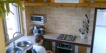 Rollstuhlgerechte Unterkunft - Unterkunftsart: Gästehaus - Spanien - In unsere Küche kann man sich problemlos auch mit dem Rollstuhl bewegen. - Colina Tropical