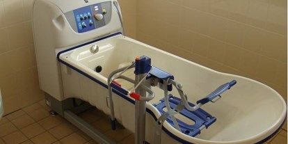 Rollstuhlgerechte Unterkunft - Barrierefreiheit-Merkmale: Für Gäste mit kognitiven Beeinträchtigungen - Ballum - Badewanne - Behindertengerechte Gruppenunterkunft auf Ameland (Niederlande)