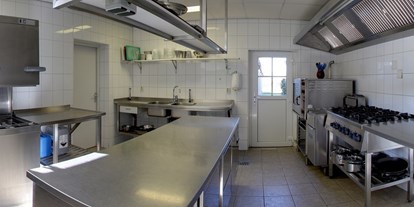Rollstuhlgerechte Unterkunft - Barrierefreiheit-Merkmale: Für Gäste mit kognitiven Beeinträchtigungen - Ballum - Küche der Gruppenunterkunft - Behindertengerechte Gruppenunterkunft auf Ameland (Niederlande)