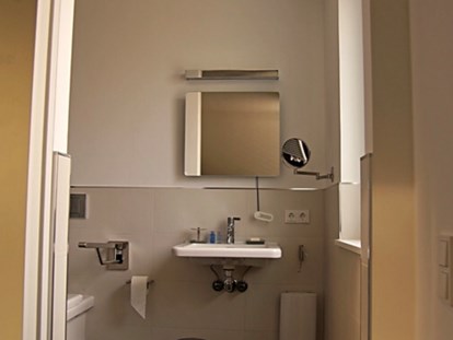 Rollstuhlgerechte Unterkunft - Pflegebett - Großkrausnik - Bad: Verstellbarer Spiegel
unterfahrbarer Waschtisch - Refugium am See