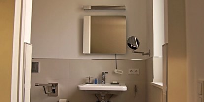 Rollstuhlgerechte Unterkunft - Pflegebett - PLZ 03249 (Deutschland) - Bad: Verstellbarer Spiegel
unterfahrbarer Waschtisch - Refugium am See