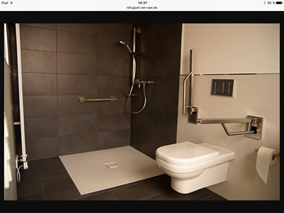 Rollstuhlgerechte Unterkunft - Großkrausnik - Bad:
befahrbarer Duschbereich mit Haltegriffen
WC mit Haltegriffen - Refugium am See
