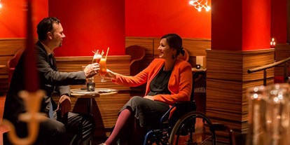 Rollstuhlgerechte Unterkunft - Barrierefreiheit-Merkmale: Für Gäste mit kognitiven Beeinträchtigungen - Neuruppin - Hotelbar - Seehotel Rheinsberg - komplett barrierefreies Hotel am See