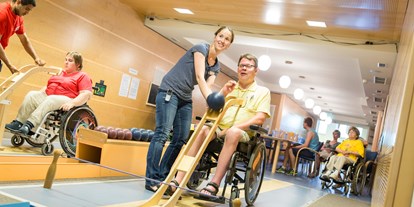 Rollstuhlgerechte Unterkunft - Barrierefreiheit-Merkmale: Für Gäste mit kognitiven Beeinträchtigungen - Neuruppin - Kegelbahn für Rollstuhlfahrer - Seehotel Rheinsberg - komplett barrierefreies Hotel am See