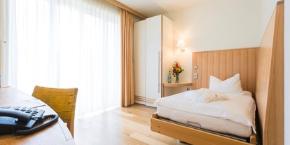 Rollstuhlgerechte Unterkunft - Pflegebetten im Zimmer - Seehotel Rheinsberg - komplett barrierefreies Hotel am See