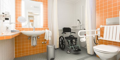Rollstuhlgerechte Unterkunft - Barrierefreiheit-Merkmale: Für Gäste mit Gehbehinderung oder Rollstuhlfahrer - Neuruppin - Rollstuhlgerechte Badezimmer - Seehotel Rheinsberg - komplett barrierefreies Hotel am See