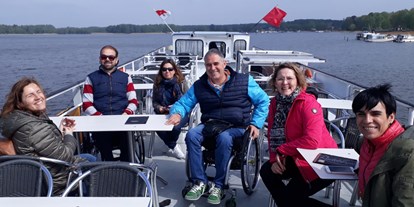 Rollstuhlgerechte Unterkunft - Barrierefreiheit-Merkmale: Für Gäste mit kognitiven Beeinträchtigungen - Brandenburg - Schifffstour mit dem Rollstuhl - Seehotel Rheinsberg - komplett barrierefreies Hotel am See