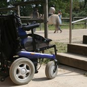 Rollstuhlgerechte Unterkunft: Transfer vom Rollstuhl auf das Pferd über Treppe oder Rampe. - Equinoterapia Girona Mas Alba