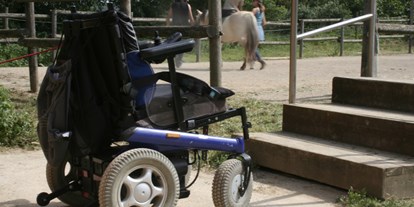 Rollstuhlgerechte Unterkunft - Unterkunftsart: Pension - Terradelles - Transfer vom Rollstuhl auf das Pferd über Treppe oder Rampe. - Equinoterapia Girona Mas Alba
