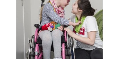 Rollstuhlgerechte Unterkunft - Barrierefreiheit-Merkmale: Für Gäste mit Hörbehinderung oder gehörlose Menschen - Kamperland - Kind im Rollstuhl - HOTEL DOMEIN POLDERWIND - Urlaub ohne Einschränkungen