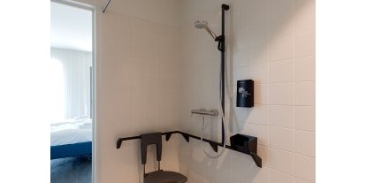 Rollstuhlgerechte Unterkunft - Ebenerdige Dusche mit Duschsitz - HOTEL DOMEIN POLDERWIND - Urlaub ohne Einschränkungen