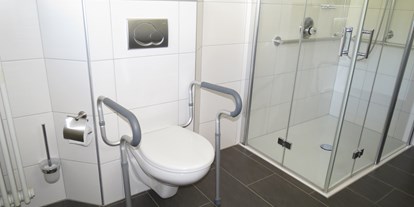 Rollstuhlgerechte Unterkunft - Stürzgriffe am WC in der Fewo Lavendel - Barrierefreie Ferienwohnung LAVENDEL mit Moselblick ab 115,-- pro Tag  2 Personen  