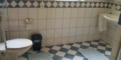 Rollstuhlgerechte Unterkunft - See - Oberbayern - Toilette mit Haltegriffen und Sitzerhöhung bei Bedarf - Ferienwohnung Mitterer Waging am See