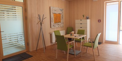 Rollstuhlgerechte Unterkunft - Pflegebett - Essbereich Ursulinenhof-Apartment - Ursulinenhof-Apartment