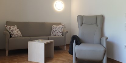 Rollstuhlgerechte Unterkunft - Pflegebett - Wohnzimmer Ursulinenhof-Apartment - Ursulinenhof-Apartment