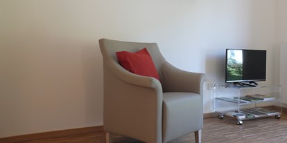 Rollstuhlgerechte Unterkunft - Wohnzimmer mit TV - Ursulinenhof-Apartment