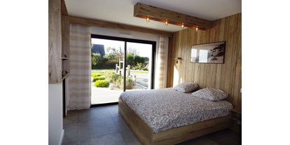 Rollstuhlgerechte Unterkunft - Das geräumige Schlafzimmer mit Badezimmer links und Ausgang in den Garten - Ferienhaus Bretagne - Plouarzel